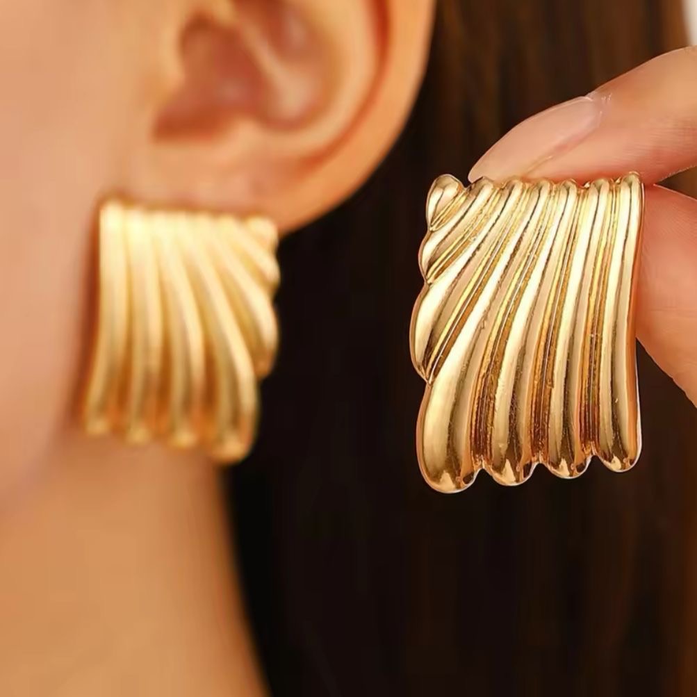 Ribbed Statement Studs -18K