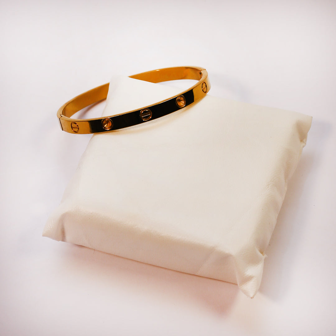 Luxury Gold Bangle: A Touch of Sparkle