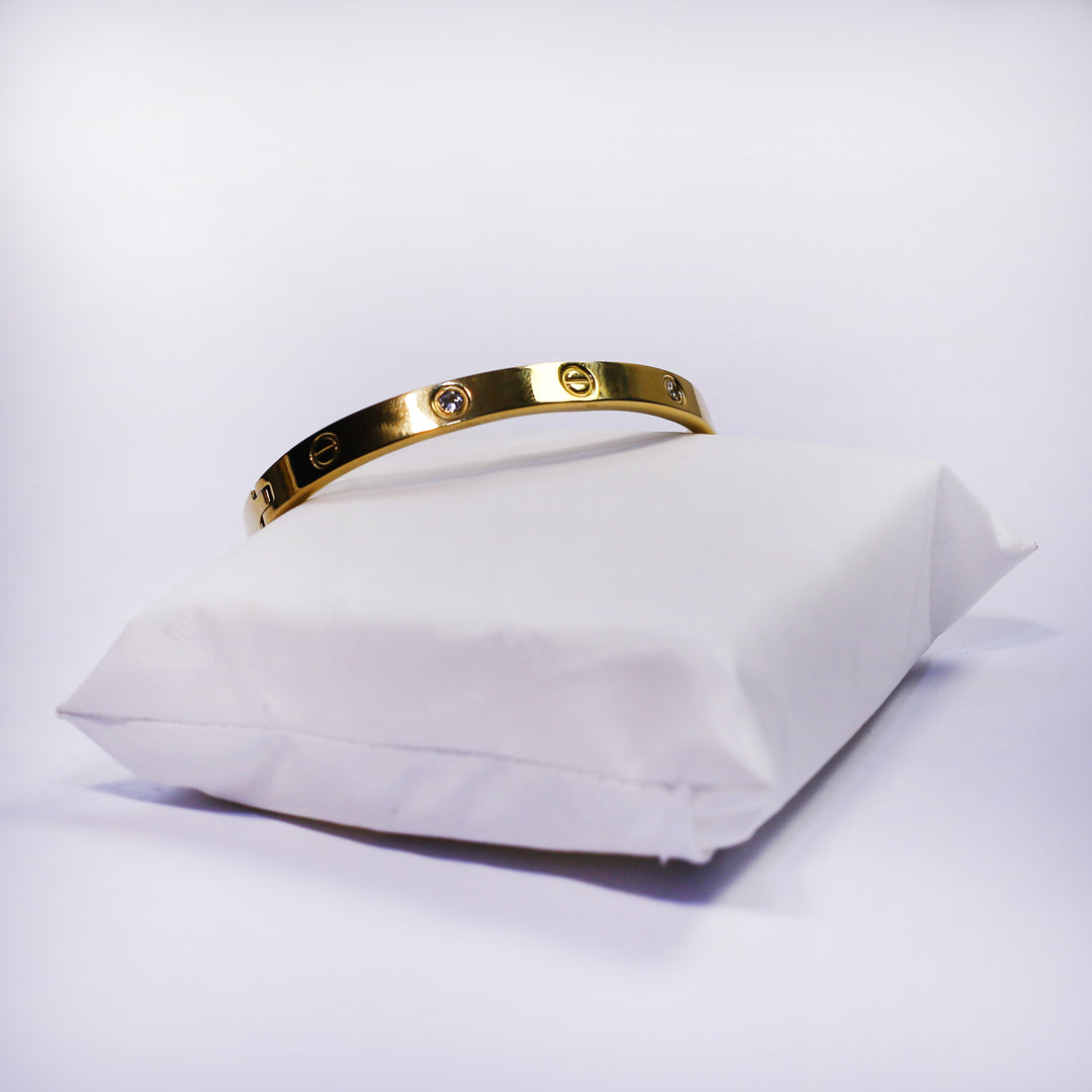 Luxury Gold Bangle: A Touch of Sparkle