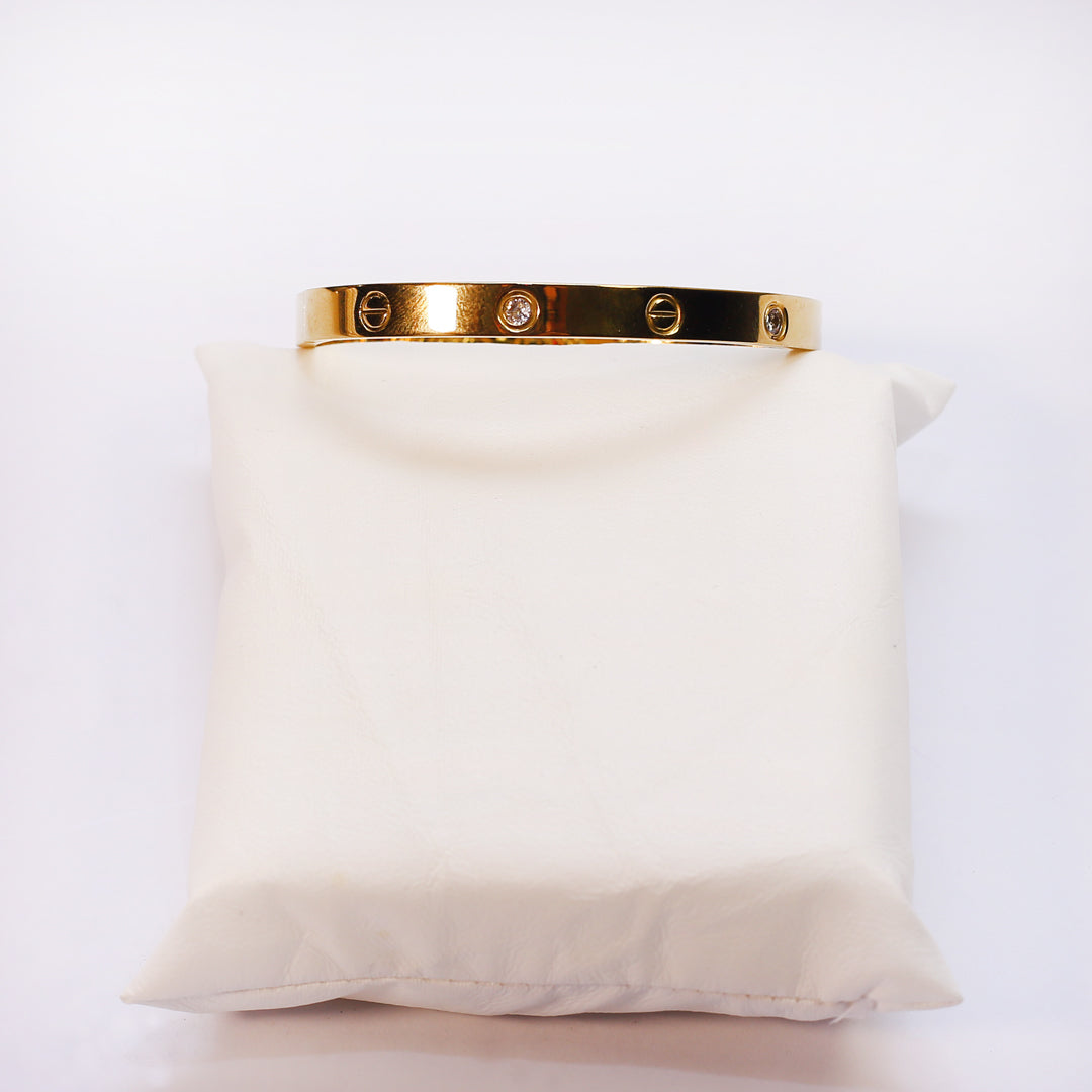 Luxury Gold Bangle: A Touch of Sparkle