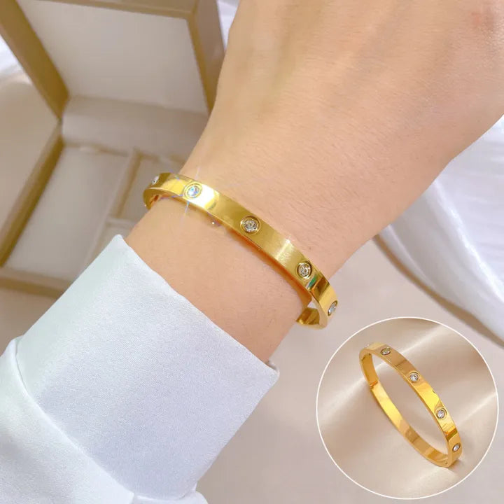 Luxury Gold Bangle: A Touch of Sparkle