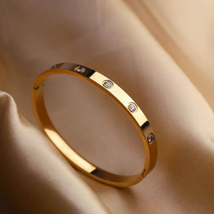 Luxury Gold Bangle: A Touch of Sparkle